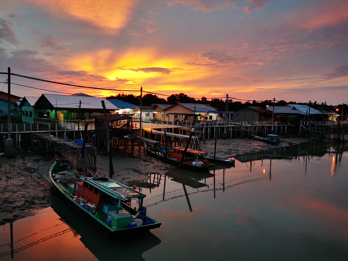 Selangor's 13 Highly-Rated Retreat Destinations for Corporate Teams: Pulau Ketam D'island Beds & Cafe
