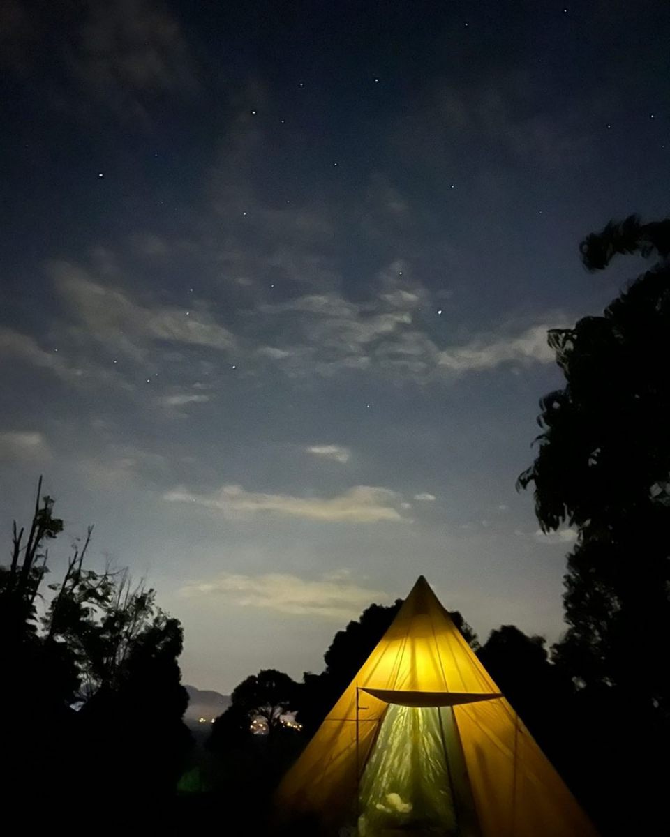 Sustainability in Corporate Retreats: 7 Eco-Friendly Ideas - Camping night