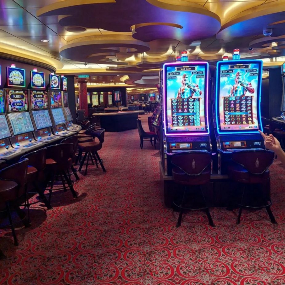 Spectrum of the Seas VS Genting Dream: Spectrum of the Seas Casino Royal