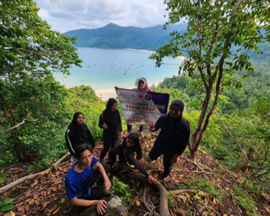 9 Islands for Corporate Retreats: Tioman Island Trekking